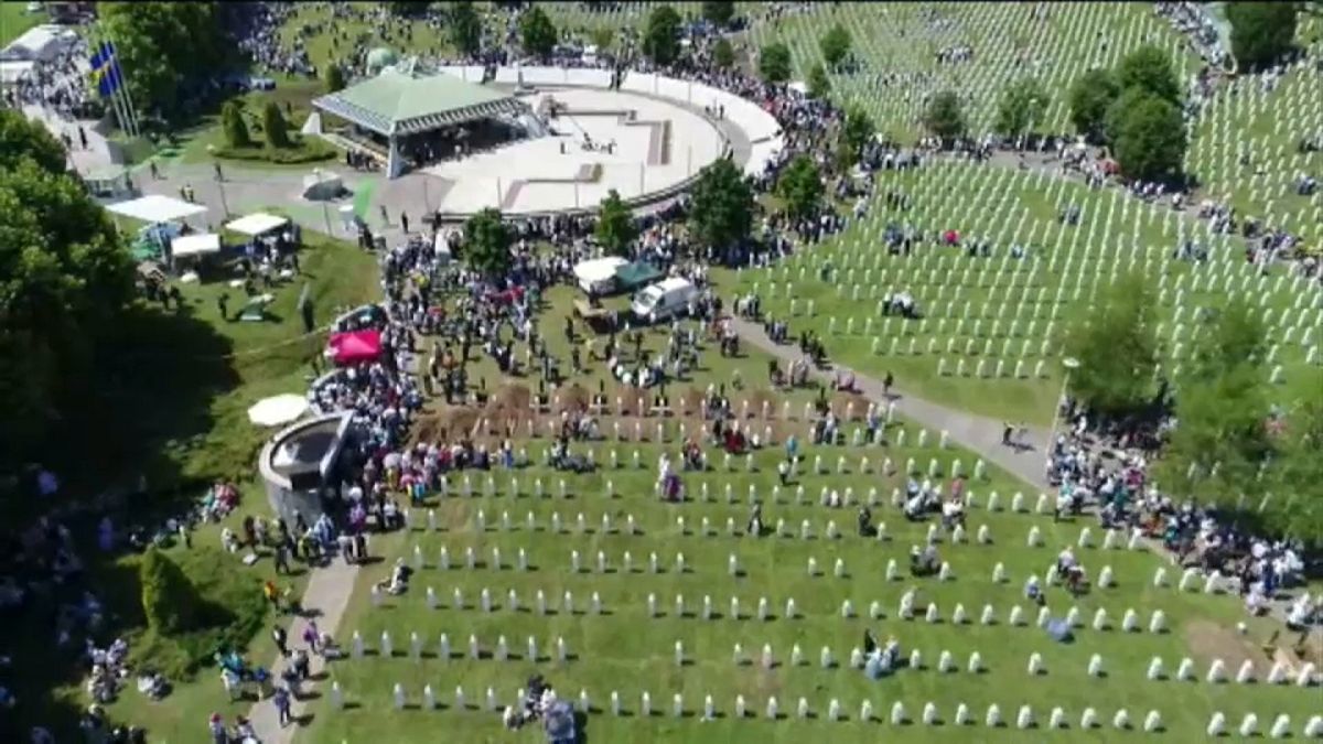 البوسنة: تخليدا لذكرى مذبحة سريبرينيتسا الآلاف يحتشدون يصلون ويستذكرون بشاعة الحرب