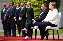 En pleine cérémonie, Angela Merkel préfère s'asseoir