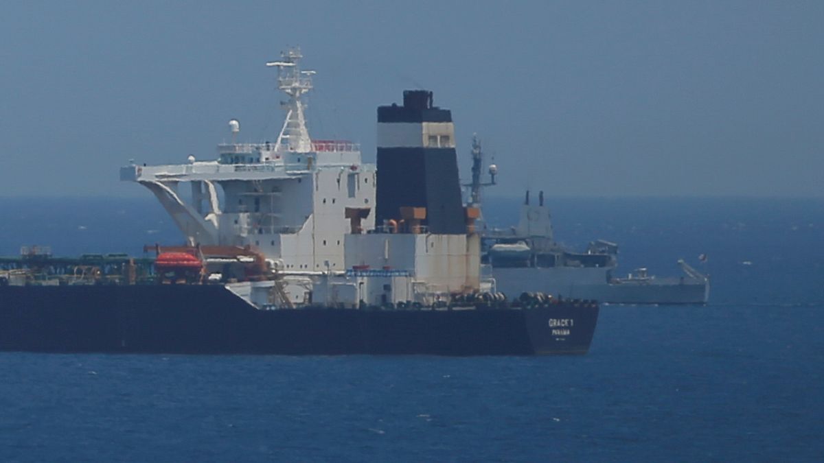 Cebelitarık'ta alıkonulan İran petrol tankerinin kaptanı ve birinci zabiti tutuklandı