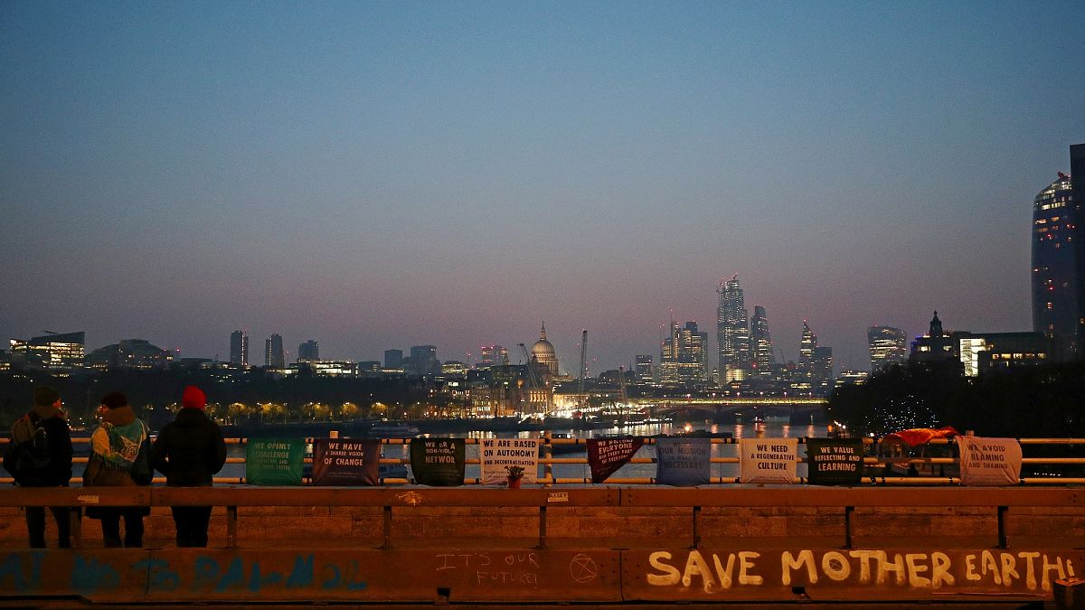 ناشطون بيئيون ينتمون إلى مجموعة "تمرد-انقراض" يقطعون أحد جسور لندن في حركة احتجاجية على سياسة الحكومة