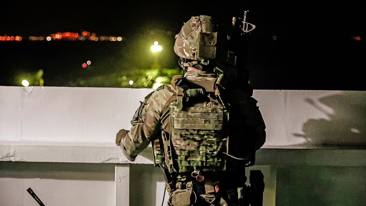 جندي بريطاني يراقب عملية التدخل التي قادها جهاز أمني وأدت إلى احتجاز ناقلة النفط الإيرانية (جبل طارق) 