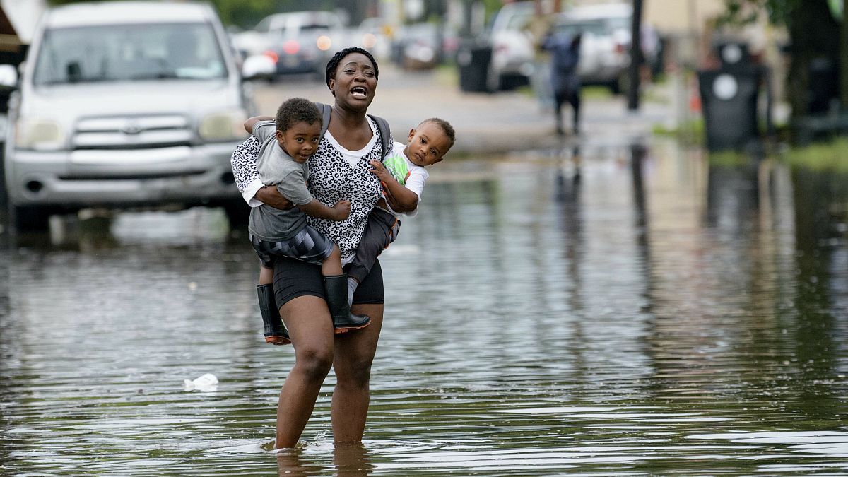 120 km/órás széllel közeledik a hurrikán az elárasztott New Orleans-hoz