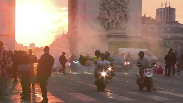 Nach Sieg von Algerien: Eine Tote und Krawalle in Frankreich Nach Sieg von Algerien: Eine Tote und Krawalle in Frankreich