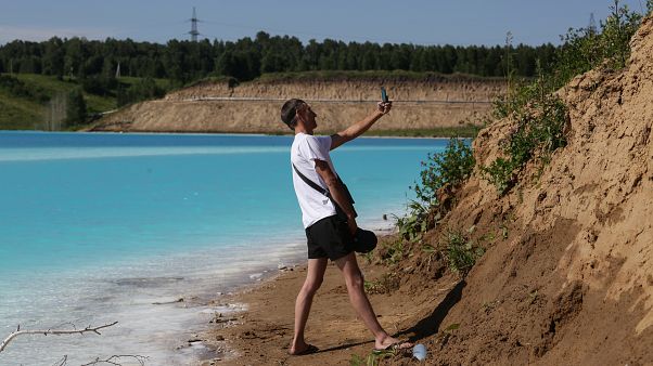 Come le Maldive? Gli Instagrammer russi impazziscono per il lago... discarica di rifiuti tossici Come le Maldive? Gli Instagrammer russi impazziscono per il lago... discarica di rifiuti tossici