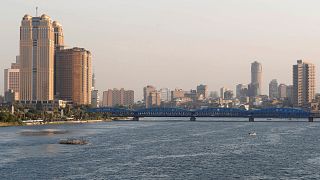 صورة لجسر فوق نهر النيل بالقاهرة