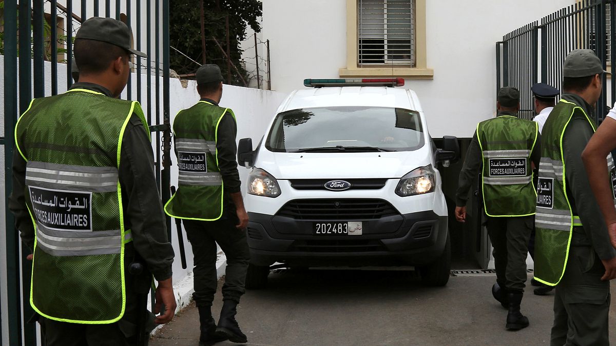 موكب تابع للشرطة المغربية يصل إلى مبنى المحكمة في مدينة سلا