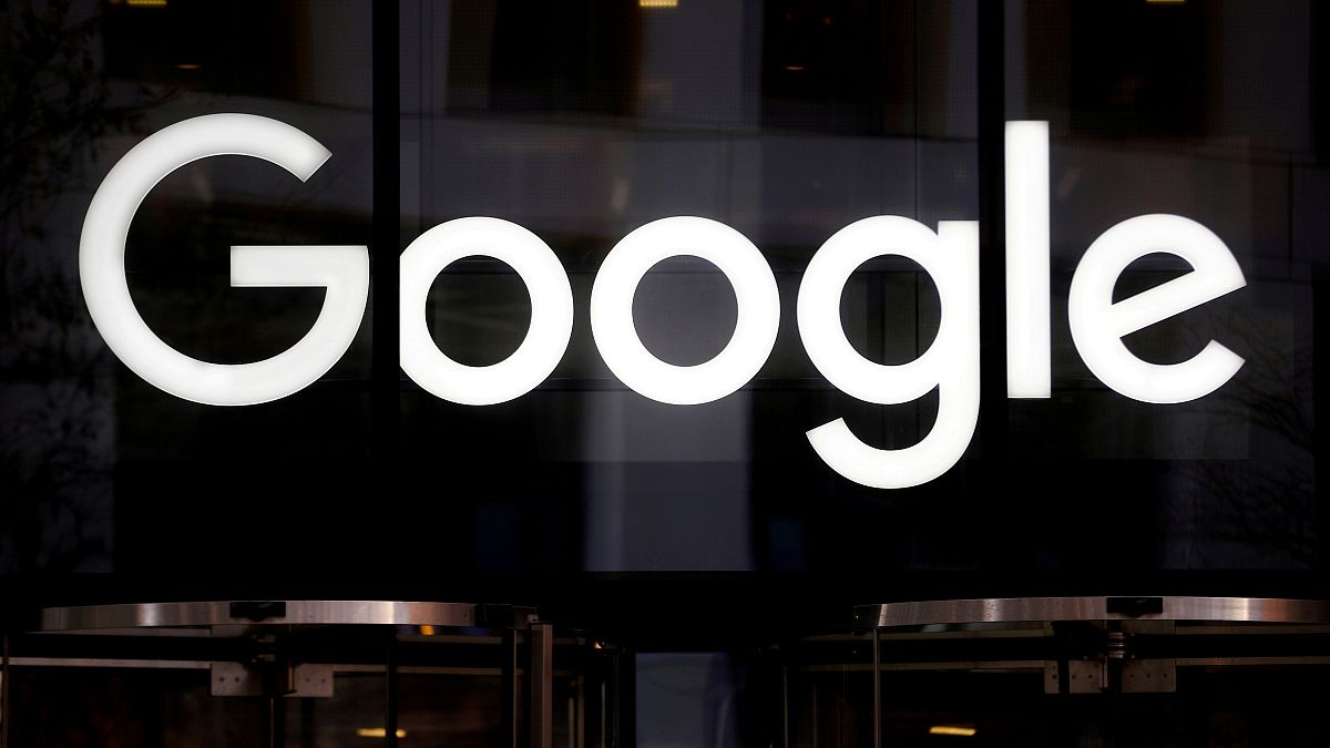"لوغو" غوغل على واجهة مكاتب الشركة في لندن البريطانية 