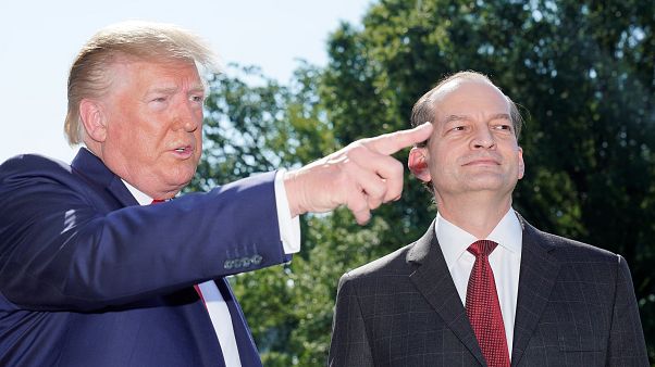 Donald Trump sembra indicare la via (d'uscita?) ad Alex Acosta. (Washington, 12.7.2019). Donald Trump sembra indicare la via (d'uscita?) ad Alex Acosta. (Washington, 12.7.2019).