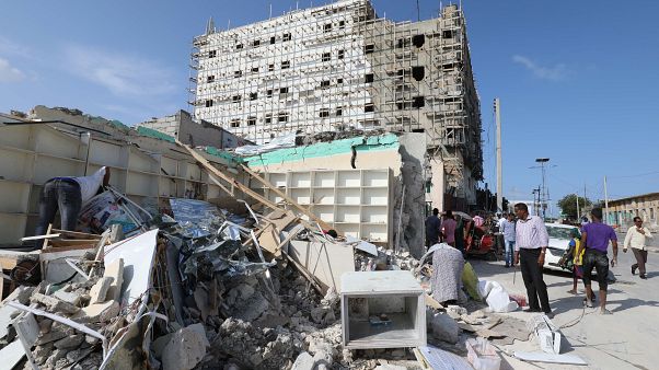 Somali'de otele intihar saldırısı: En az 26 kişi hayatını kaybetti Somali'de otele intihar saldırısı: En az 26 kişi hayatını kaybetti