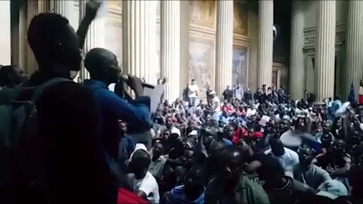 Parigi, Pantheon occupato: la rivolta dei sans-papiers.