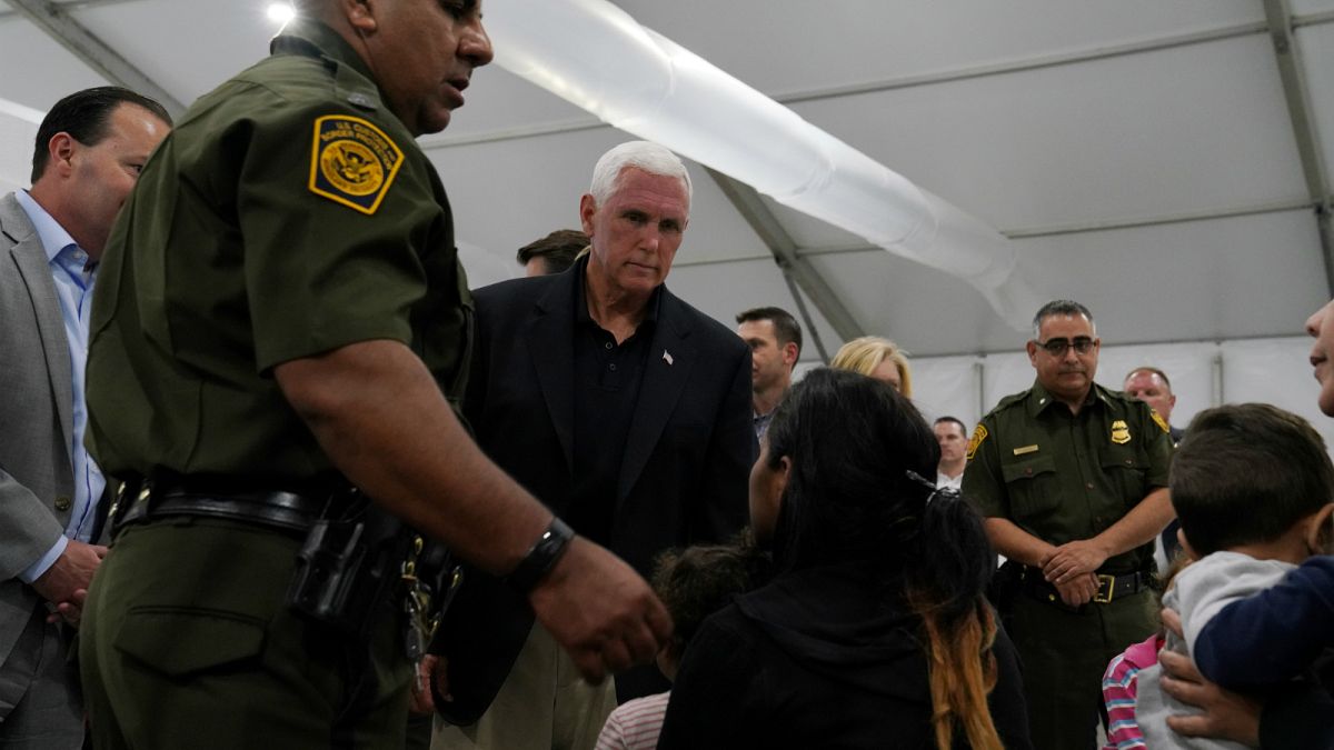 مهاجرون يهتفون "لا مكان للاستحمام" أثناء زيارة نائب الرئيس الأميركي لمركز احتجاز مهاجرين