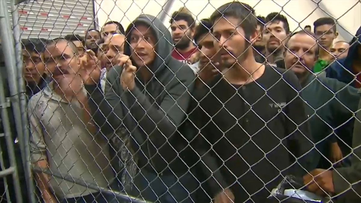 Mike Pence nei centri di detenzione per migranti