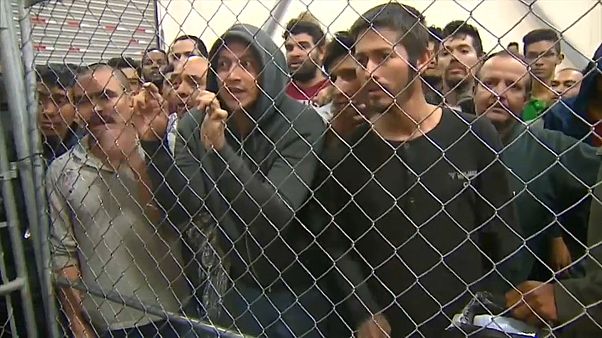 Mike Pence nei centri di detenzione per migranti Mike Pence nei centri di detenzione per migranti