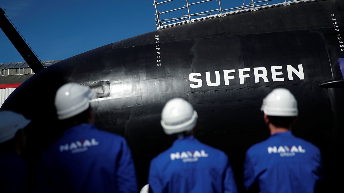 Macron, Fransa'nın nükleer enerji ile çalışan yeni denizaltısını resmen tanıttı