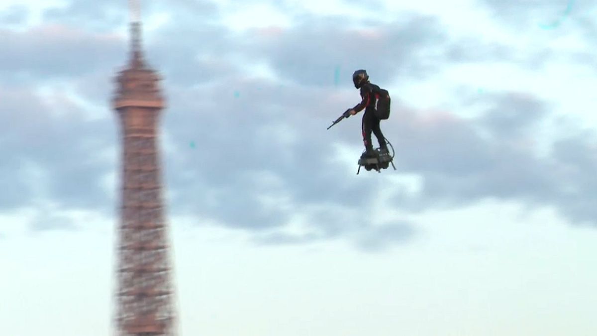 Paris: Fliegender Soldat mit Skateboard und Maschinengewehr