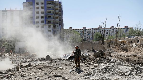 Afgan askeri, saldırı sonrası olay bölgesinde (Kabil) Afgan askeri, saldırı sonrası olay bölgesinde (Kabil)