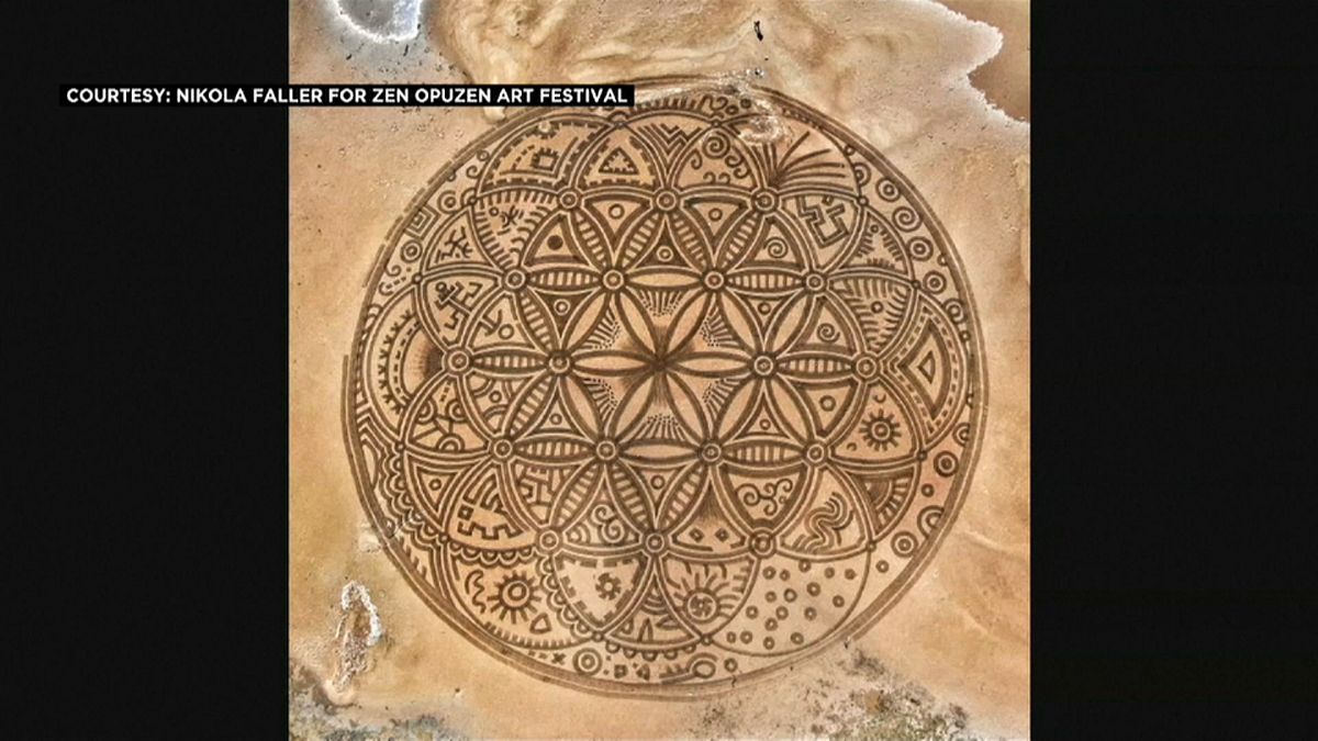 شاهد: فنان كرواتي يرسم أشكالاً هندسية رائعة وبالغة التعقيد على الرمل 
