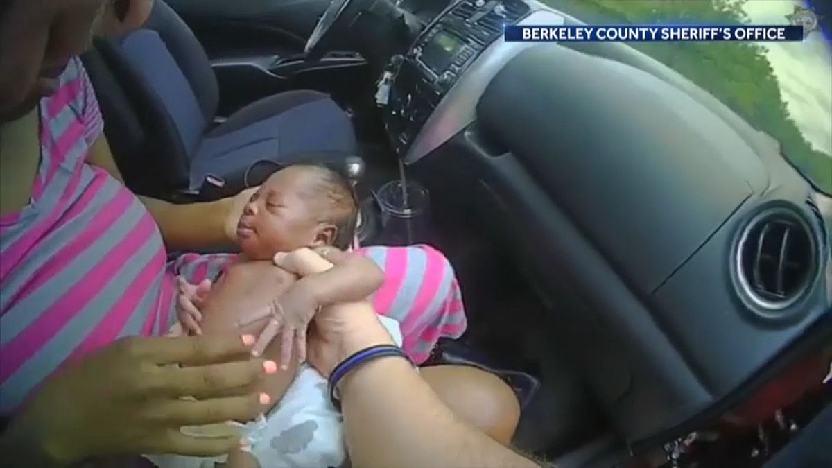الرضيعة رايلي في يد ضابط الشرطة الأميركي 