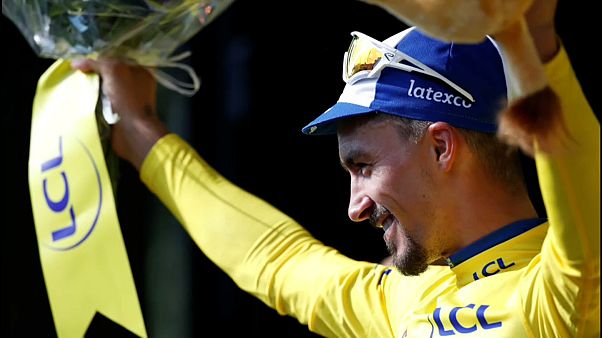 Julian Alaphilippe récupère le maillot jaune Julian Alaphilippe récupère le maillot jaune