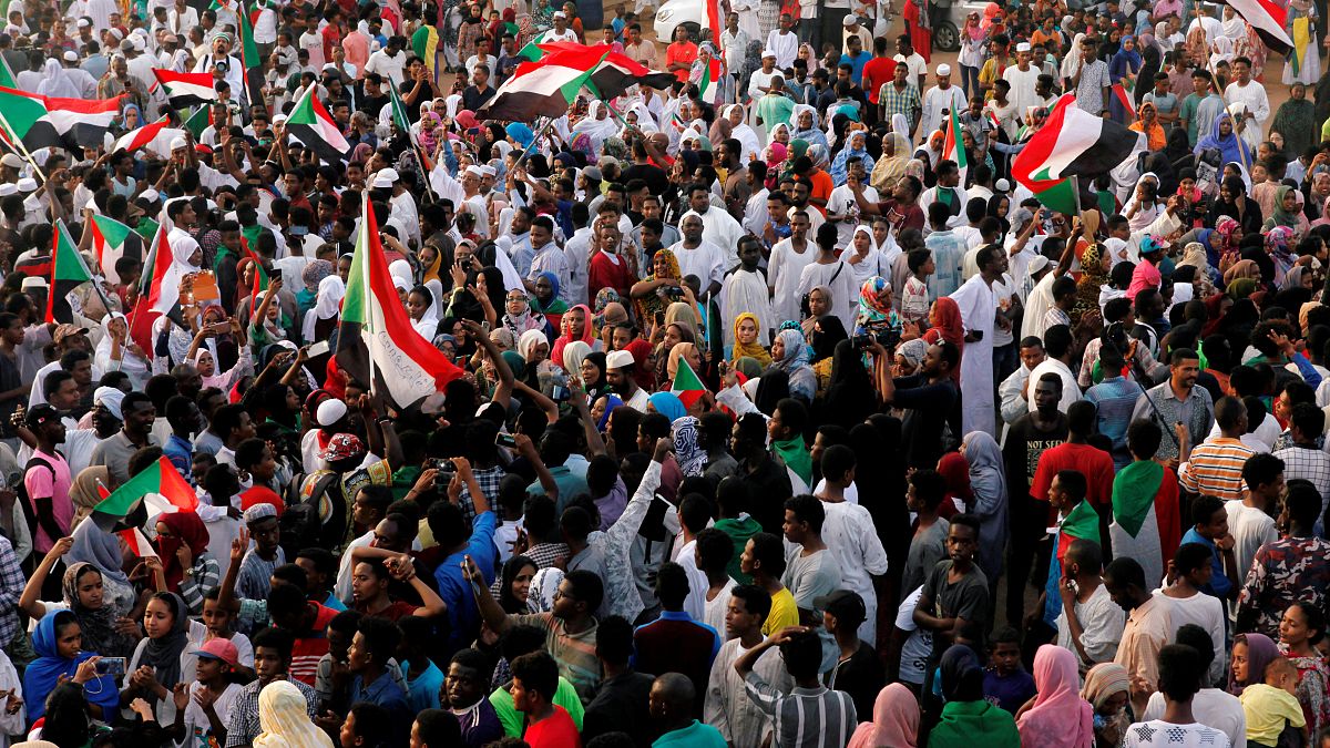 سودانيون يحتفلون في الخرطوم بعد توصل المجلس العسكري الانتقالي وأطياف المعارضة إلى اتفال لتقاسم السلطة (أرشيف)