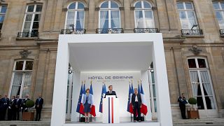 "Neuer Bereich der Konfrontation": Präsident Macron will ins All