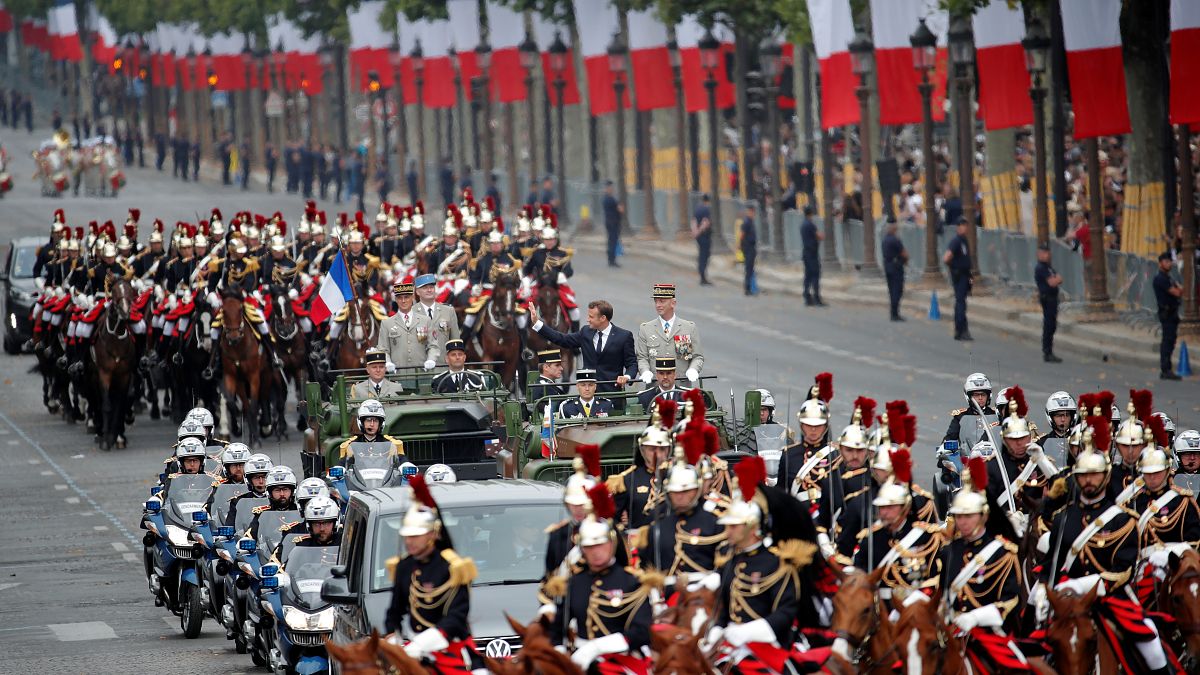 Francia celebra su fiesta nacional con un desfile militar muy europeo