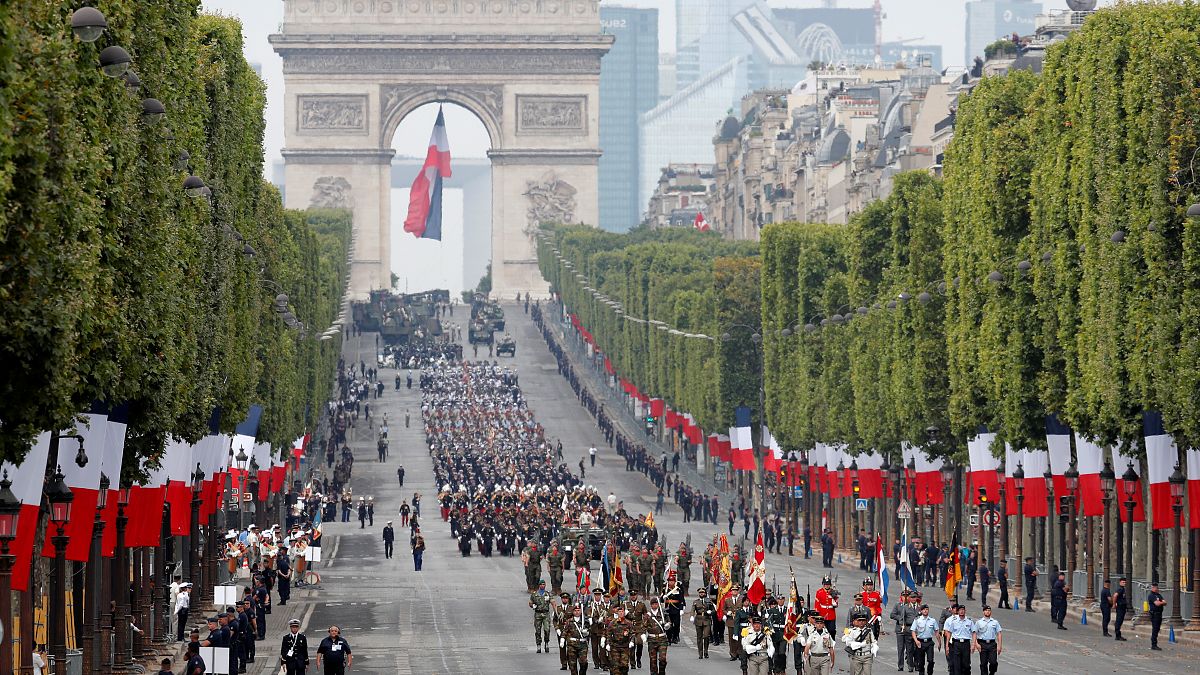 Parade in Paris: Truppen, Panzer, Pferde und ein fliegender Soldat