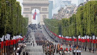 Parade in Paris: Truppen, Panzer, Pferde und ein fliegender Soldat