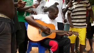 مُدان بتهمة الاحتيال يحقق شهرة واسعة بفضل أُغنيات تُنتج في سجن ببوركينا فاسو