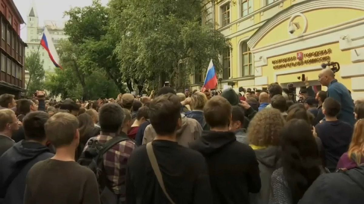 Az ellenzéki jelöltek indulásáért tüntettek Moszkvában