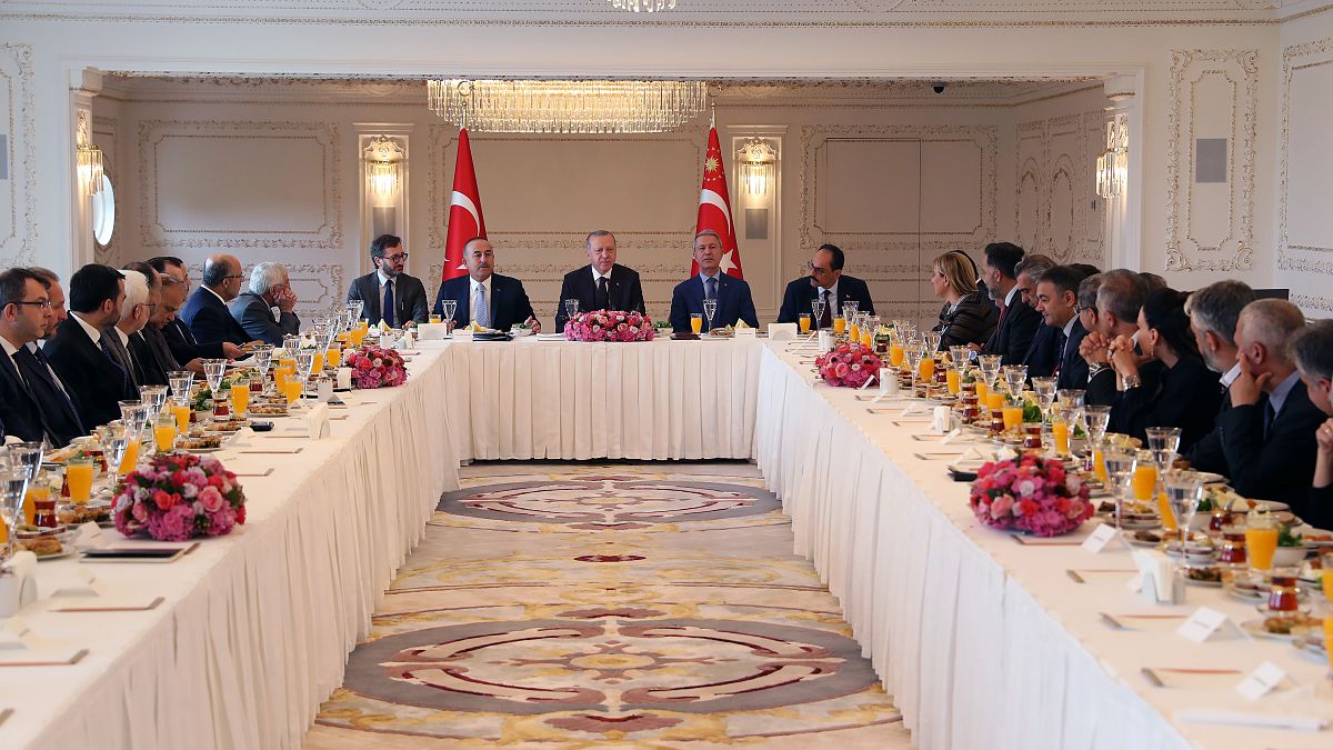Cumhurbaşkanı Erdoğan, gazete ve televizyon kanallarının genel yayın yönetmenleri ile görüştü