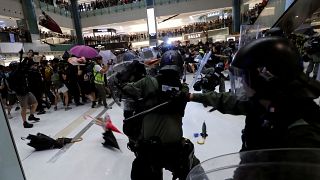 رمى المحتجون عناصر شرطة مكافحة الشغب بالمظلات في هونغ كونغ 