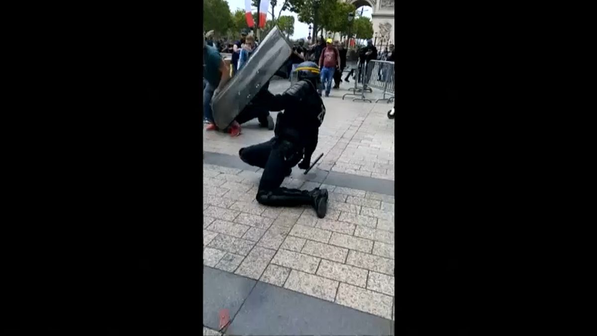شرطي فرنسي من عناصر مكافحة الشغب في مواجهة مع محتجين اعتدوا عليه