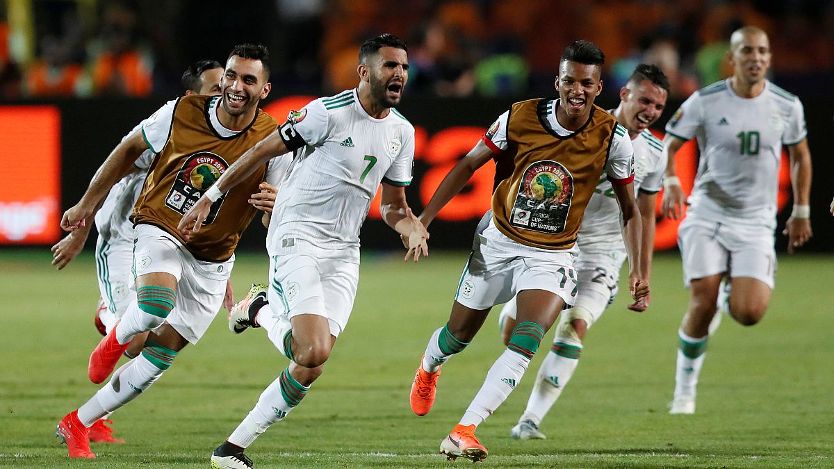محرز محتفلاً مع لاعبي المنتخب الجزائري بهدف الفوز