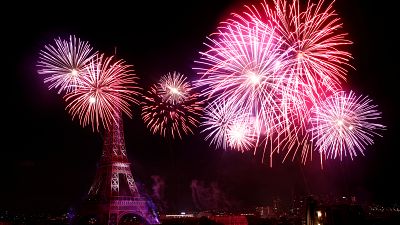 Un momento "pirotecnico" dei fuochi d'artificio del 14 luglio 2019 a Parigi. Al buio, s'intravede la Tour Eiffel. 