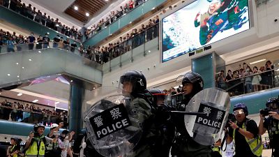 Batalla campal dentro de un centro comercial de Hong Kong