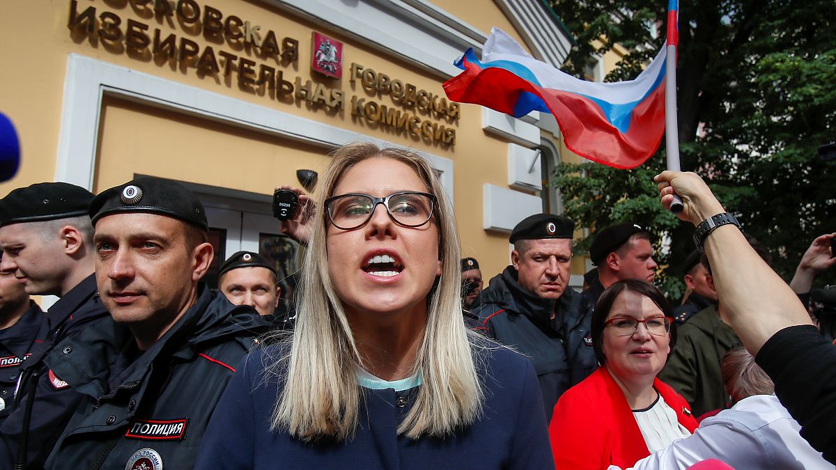 Una delle leader dell'opposizione, Liubov Sobol, protesta davanti alla Commissione elettorale di Mosca. 
