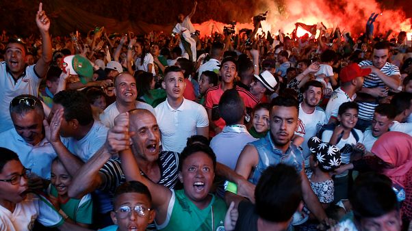 Tifosi dell'Algeria: prima la festa sportiva, poi in Francia.... (Algeri, 14.7.2019) Tifosi dell'Algeria: prima la festa sportiva, poi in Francia.... (Algeri, 14.7.2019)