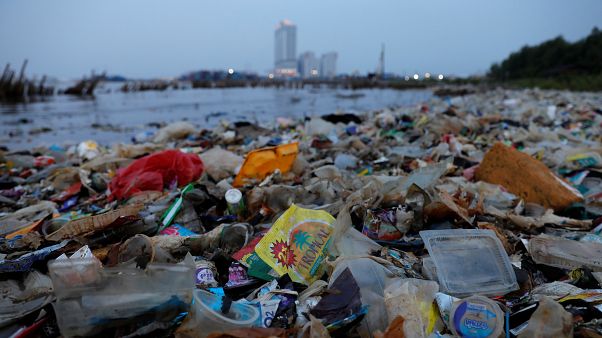 Mankenlerden çevre kirliliği tepkisi: Podyumda plastik çöple yürüdüler Mankenlerden çevre kirliliği tepkisi: Podyumda plastik çöple yürüdüler