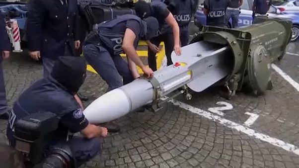 Um autêntico arsenal de guerra nas mãos da polícia italiana Um autêntico arsenal de guerra nas mãos da polícia italiana