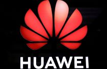 Huawei investe em Itália e despede nos EUA