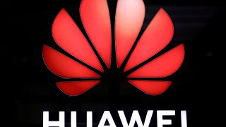 Huawei investe em Itália e despede nos EUA