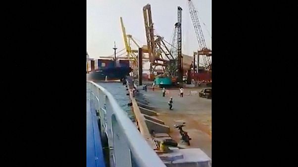 Containerschiff rammt Kran und bringt ihn zum Einsturz Containerschiff rammt Kran und bringt ihn zum Einsturz