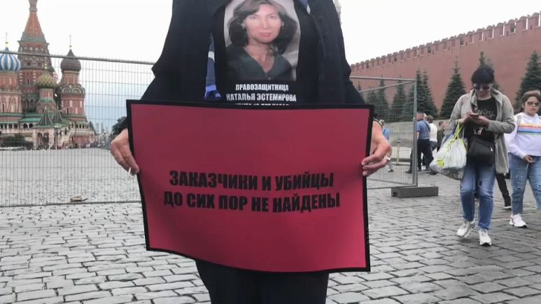 Wer hat Natalja Estemirowa vor 10 Jahren getötet?