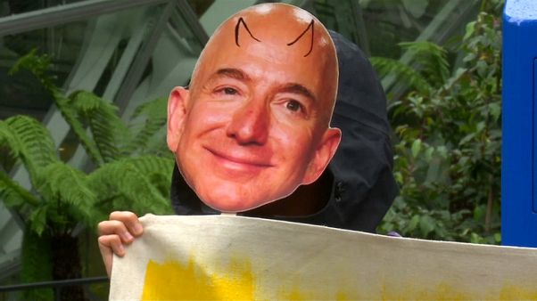 Jeff Bezos nel mirino: raffigurato sotto forma di diavolo. Jeff Bezos nel mirino: raffigurato sotto forma di diavolo.