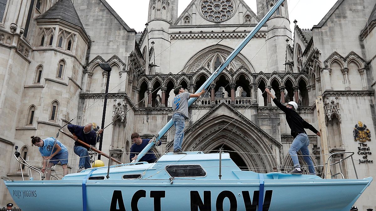 Una singolare forma di protesta: una barca azzurra con scritto "Act Now" davanti alla Corte di Giustizia di Londra. (15.7.2019).