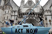 Una singolare forma di protesta: una barca azzurra con scritto "Act Now" davanti alla Corte di Giustizia di Londra. (15.7.2019).