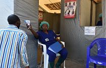 Pessoal médico realiza testes de despistagem de ébola no hospital de Goma