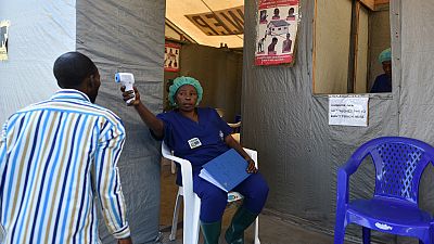 Pessoal médico realiza testes de despistagem de ébola no hospital de Goma