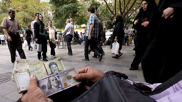 دلار در آستانه تکنرخی شدن؛ بازار آزاد و رسمی به هم رسیدند دلار در آستانه تکنرخی شدن؛ بازار آزاد و رسمی به هم رسیدند